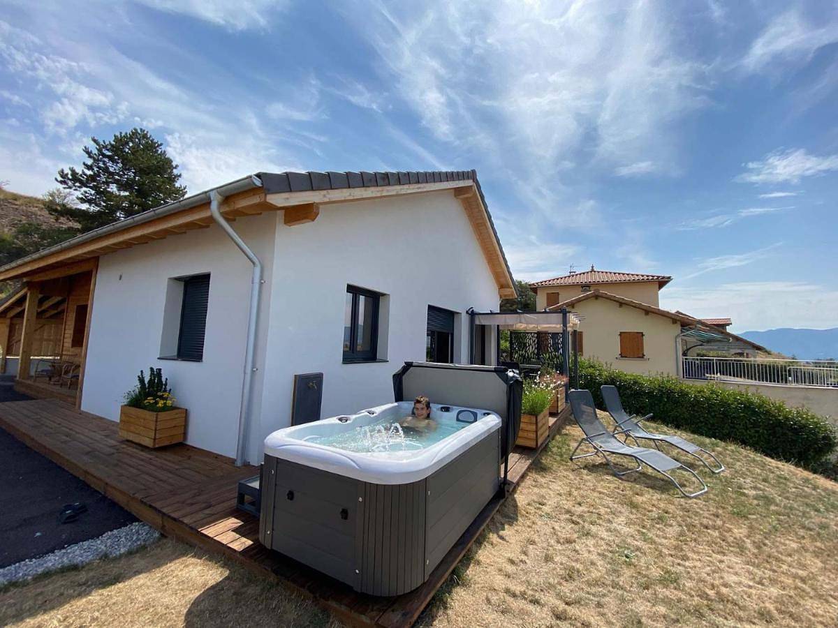 Three-Bedroom House in Jarjayes, Région de Gap