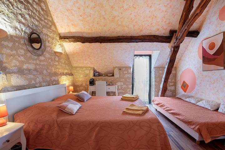 Room 'Chambre Soleil' with Shared Pool, Wi-Fi and Air Conditioning in Salignac-Eyvigues, Périgord Noir