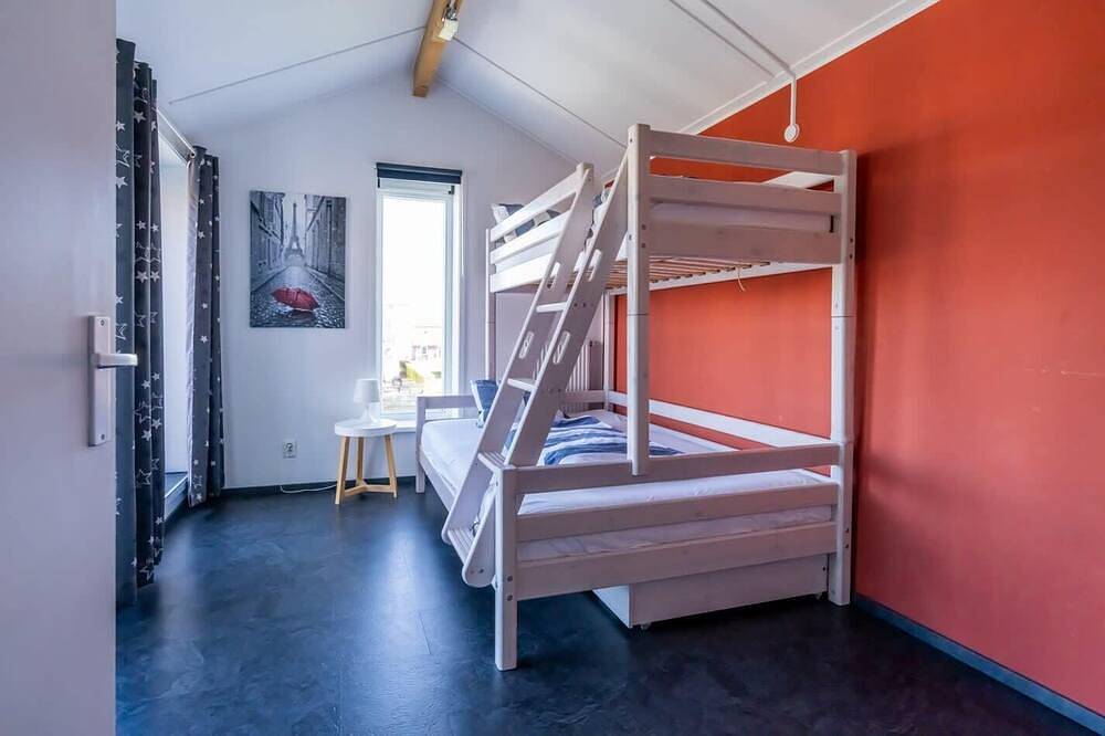 Helles und farbenfrohes freistehendes Inselhaus mit umzäuntem Garten. in Oude-Tonge, Goeree-Overflakkee