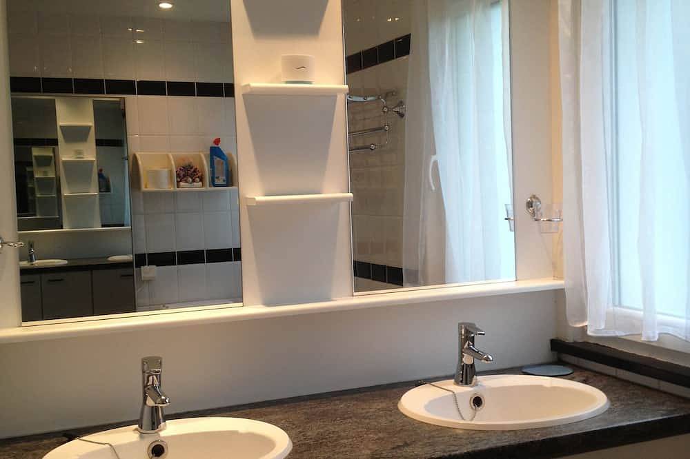 Ganze Wohnung, Wohnung für 4-6 im Ferienpark mit Sport-Spielplätzen, Strandnähe, Haustiere Ok in De Haan, Belgische Küste