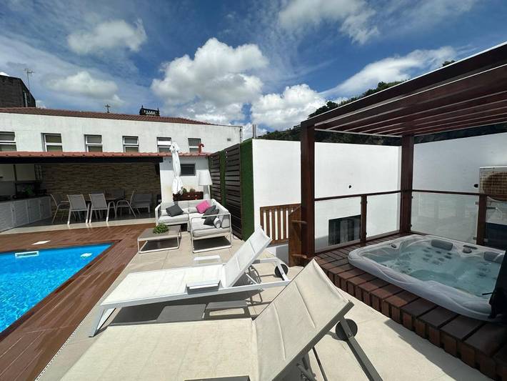 Location de vacances pour 6 personnes, avec jacuzzi ainsi que balcon et piscine, adapté aux familles à Povoação - 2