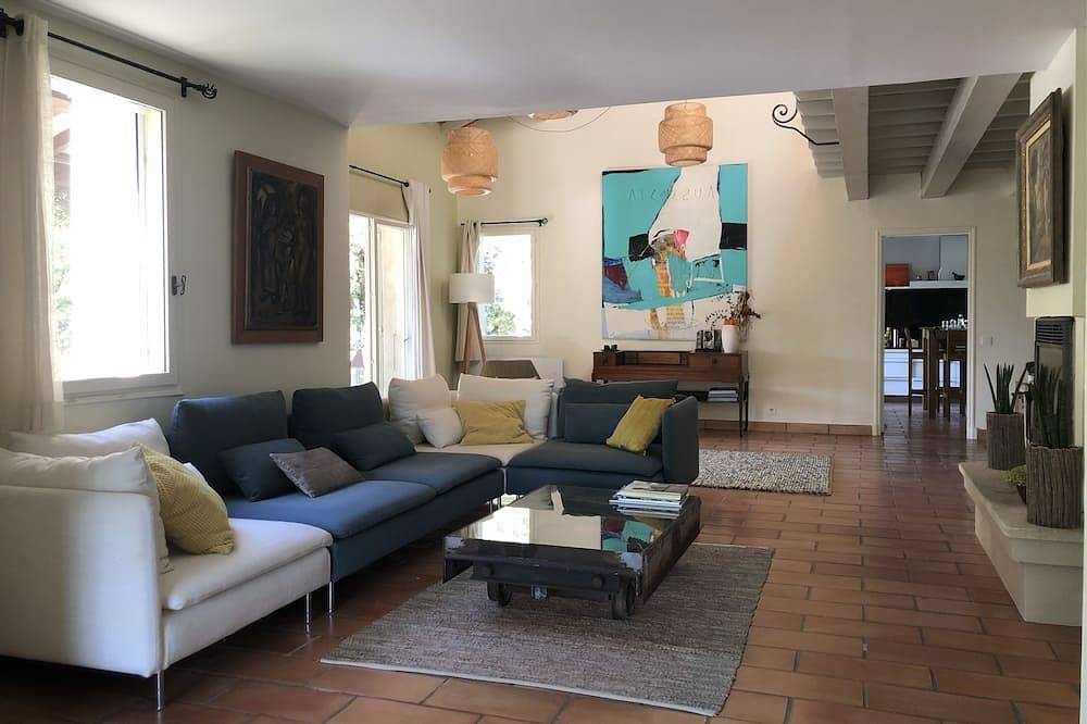 A villa with private pool and beautiful garden in the Golden Triangle. in Cabrières-d'Avignon, Parc naturel régional du Luberon