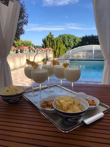Cottage pour 2 personnes, avec jardin et terrasse ainsi que piscine et vue dans Grima
