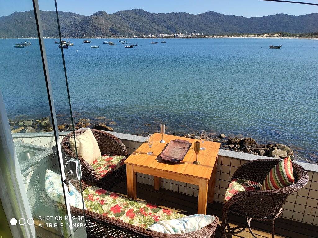 Schönes 3-Zimmer-Haus auf das Meer am Strand in Florianopolis mit Blick auf in Florianópolis, Litoral Catarinense