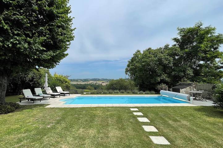 Gîte pour 4 personnes, avec Terrasse ainsi que Jardin et Piscine