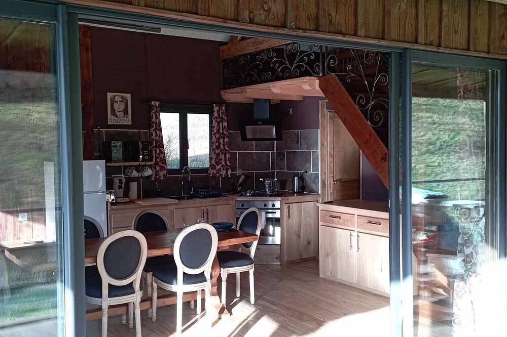 Cabane maxi tiny, gite et chambres au calme en lisière de forêt avec étang pêche in Alligny-en-Morvan, Parc naturel régional du Morvan