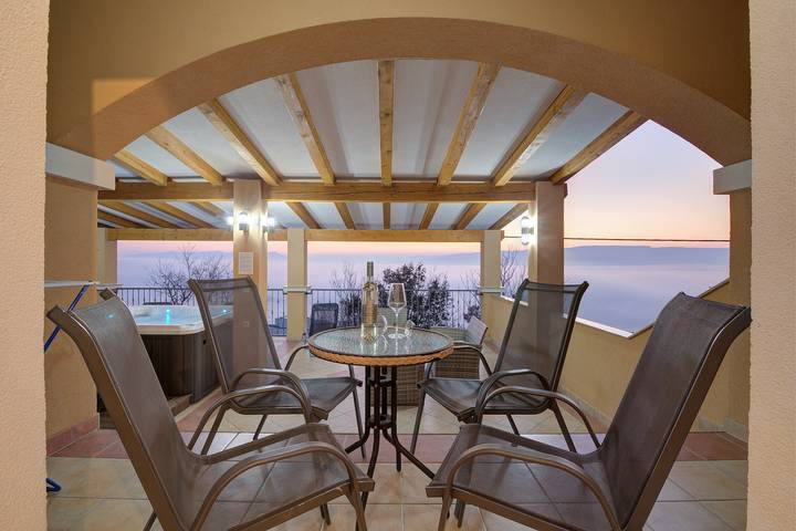 Ferienwohnung für 4 Personen, mit Meerblick und Terrasse, kinderfreundlich in Kvarner Bucht