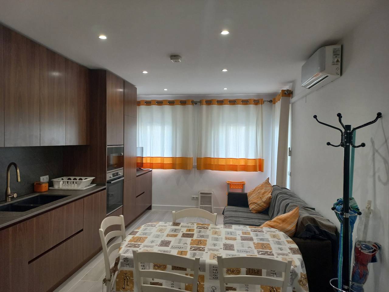 Apartamento inteiro, Apartamento "Regueiró Quarteira Beach" com Wi-Fi, A/C, Varanda & Terraço in Cavacos, Quarteira