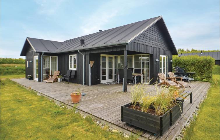 Ferieudlejning for 6 personer, med Terrasse og Jacuzzi såvel som Have og Sauna i Nysted