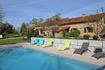 Gîte pour 8 personnes, avec piscine ainsi que jardin et terrasse à Bussière-Galant