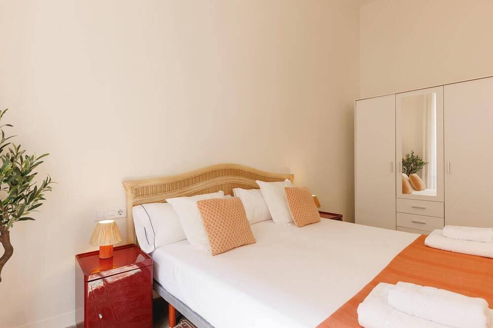 Appartamento intero, Bravissimo Ciutadans, comfortable and 4 bedrooms in Girona, Gironès