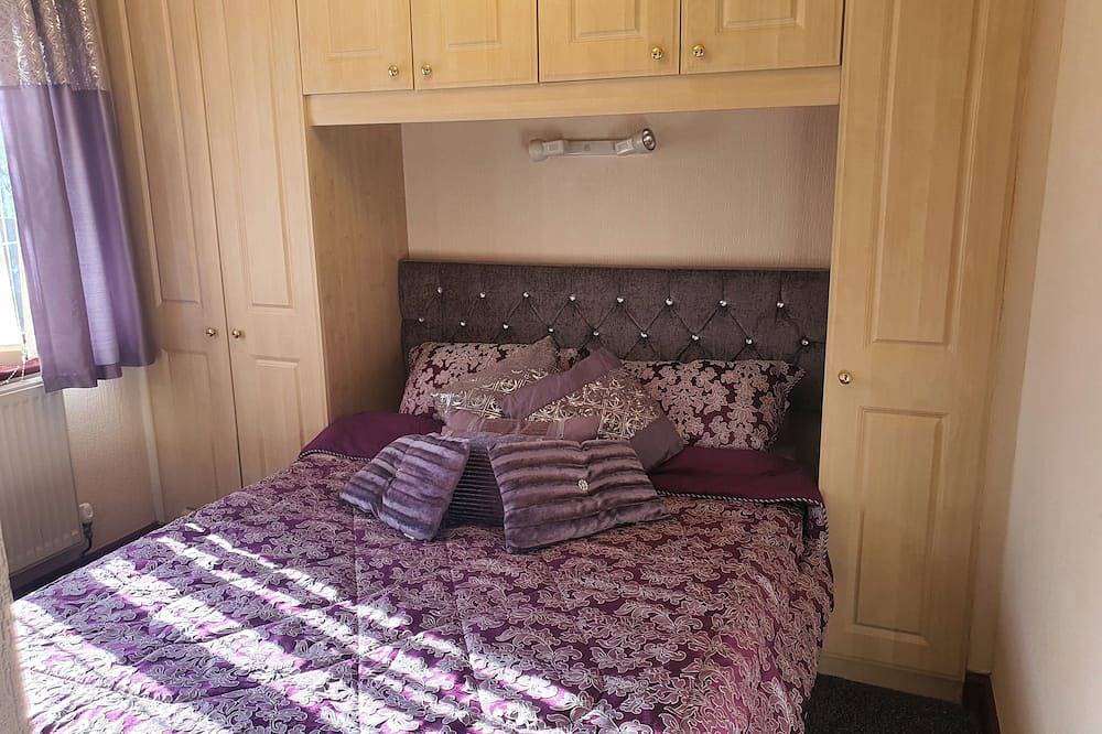 Wooden Lodge, Sleeps 9 with Veranda & Decking in Thornton-Cleveleys, Lancashire