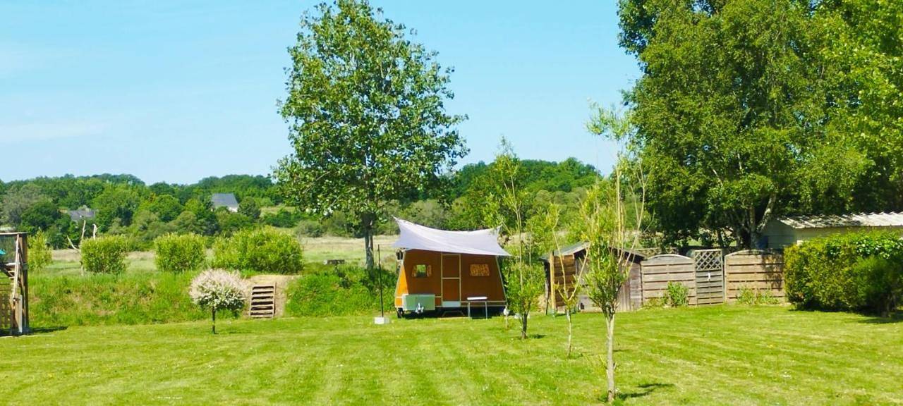 Caravane vintage in Camoël, Côte des Mégalithes