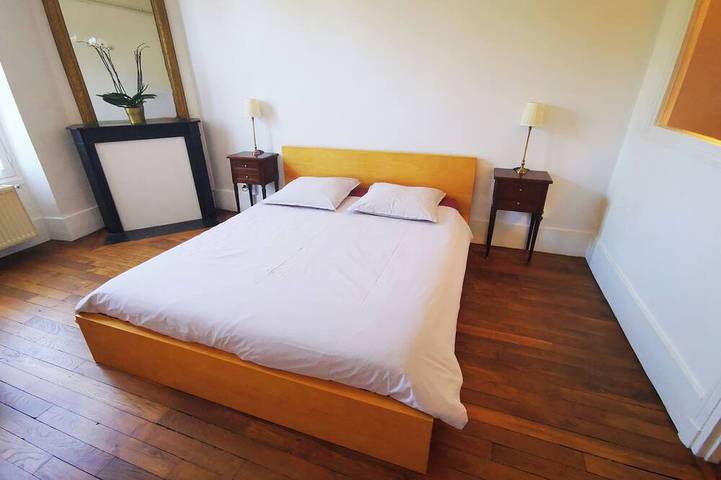 Appartement entier, Pour travailler ou visiter, calme, en rez-de-chaussée  avec petite cour privée. in Versailles, Yvelines
