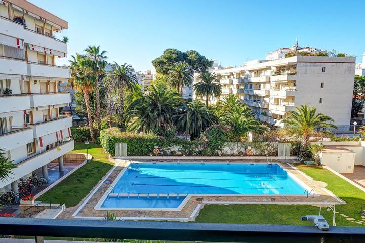 Gîte pour 7 personnes, avec terrasse ainsi que jardin et piscine à Sitges - 2