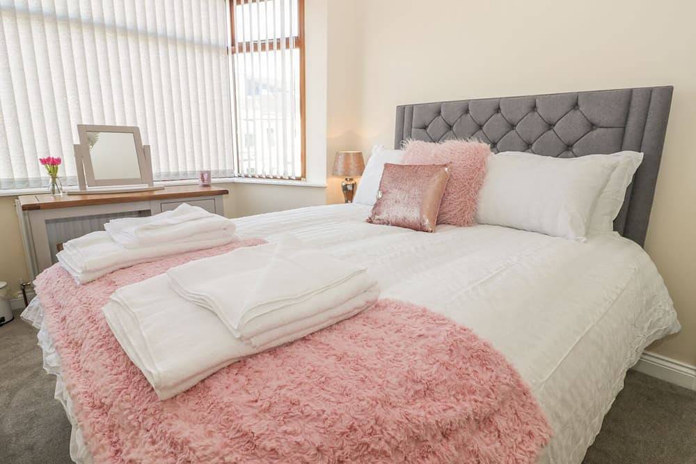 204 Sea View House, pet friendly, with open fire in Marske-By-The-Sea in Redcar and Cleveland