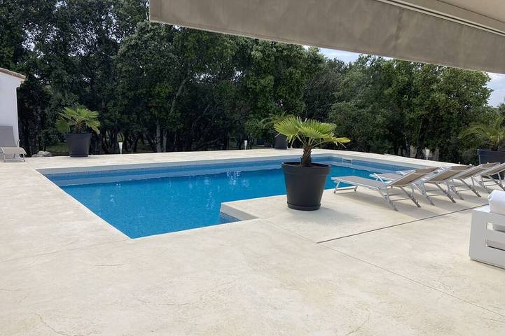 Location de vacances pour 4 personnes, avec piscine ainsi que jardin et terrasse, animaux acceptés à Beaulieu (Hérault)
