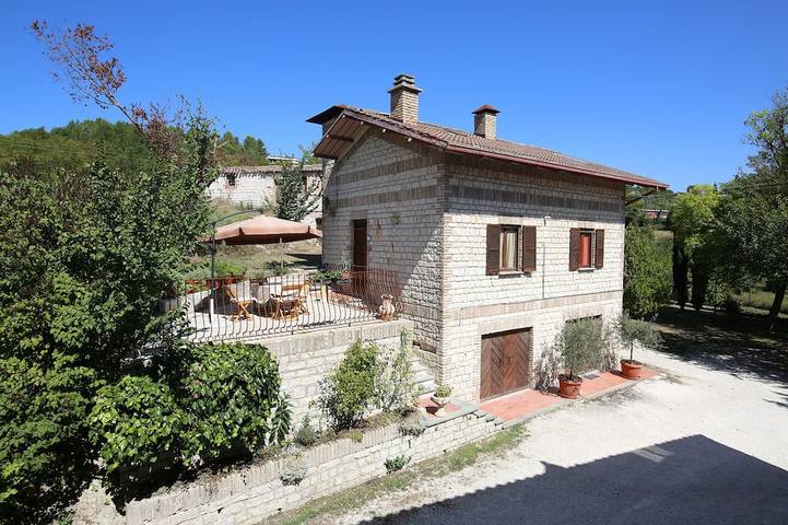 Villa für 4 Personen, mit Pool und Garten sowie Balkon in Marche