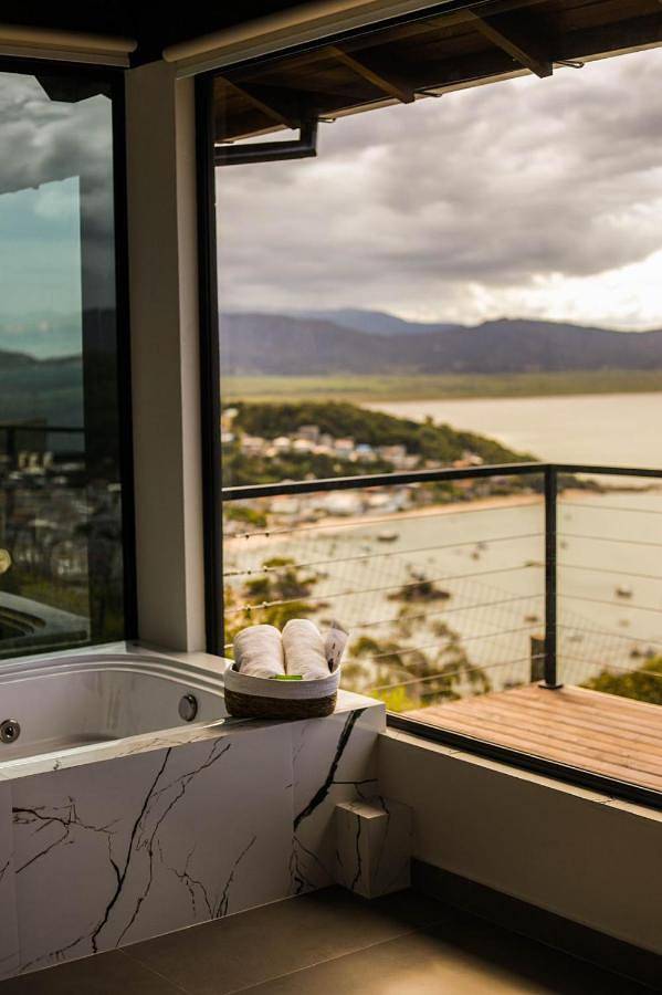 Casas e apartamentos de temporada para 3 pessoas, com jardim e jacuzzi e ainda balcão em Governador Celso Ramos