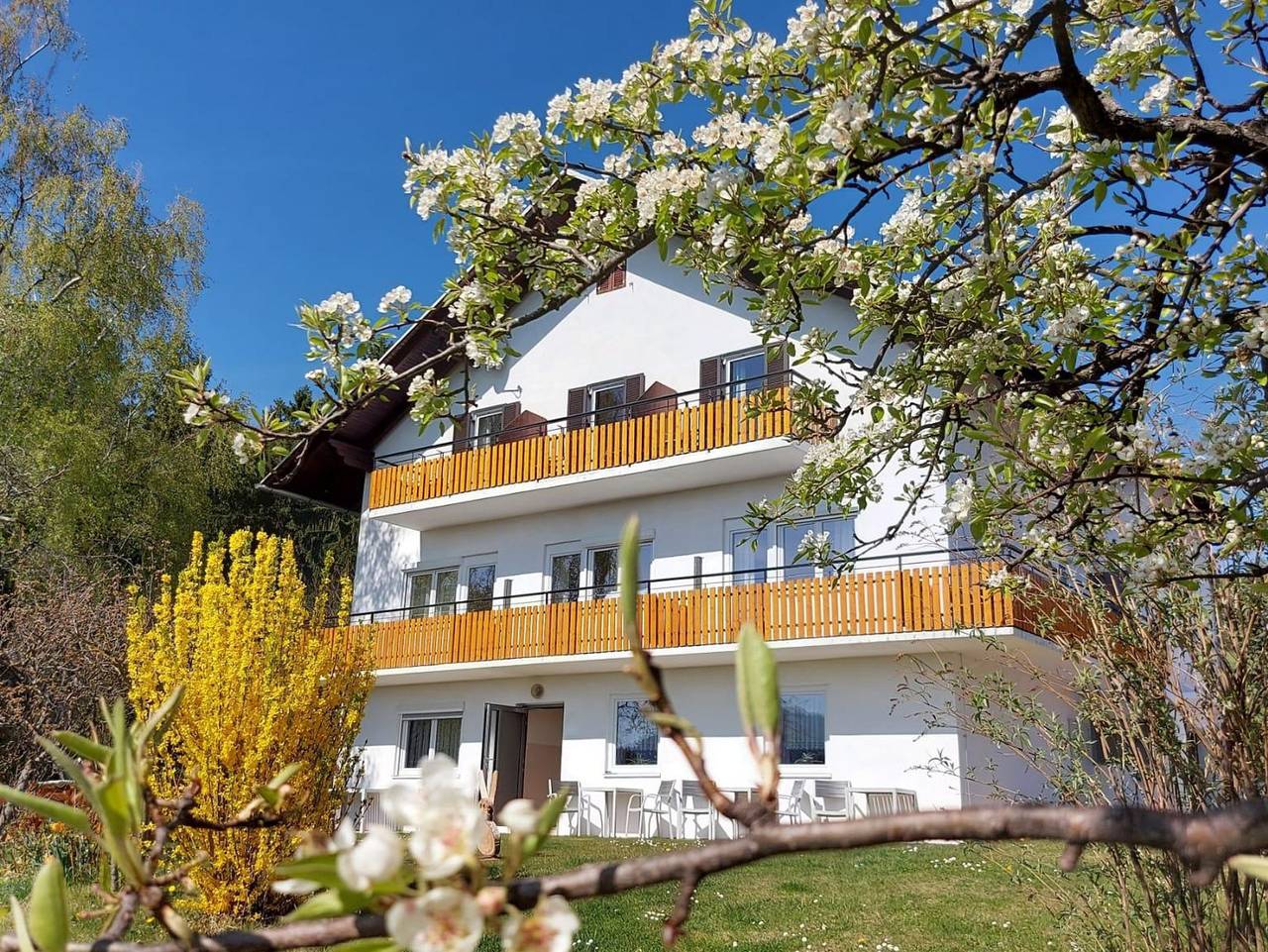 Gästehaus Ungertoni - Doppelbett Zimmer mit See Blick in Gemeinde Stubenberg, Steirerland