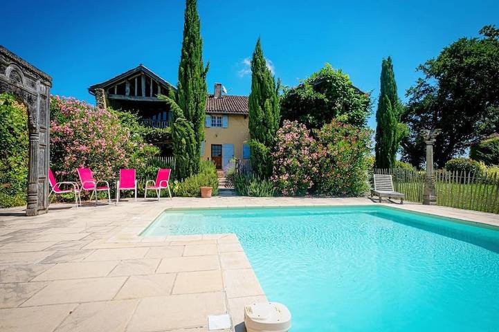 Location de vacances pour 10 personnes, avec Balcon ainsi que Jardin et Piscine à Perchède