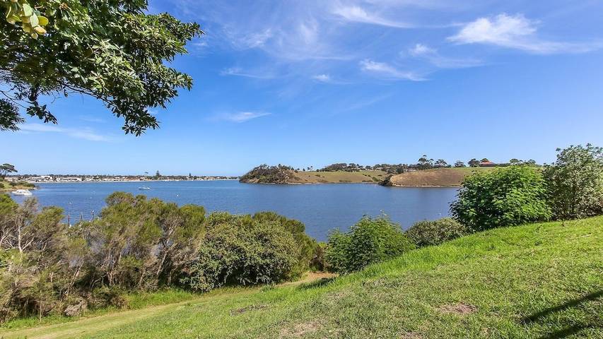 Holiday home for 12 people, with garden, with pets in Lakes Entrance