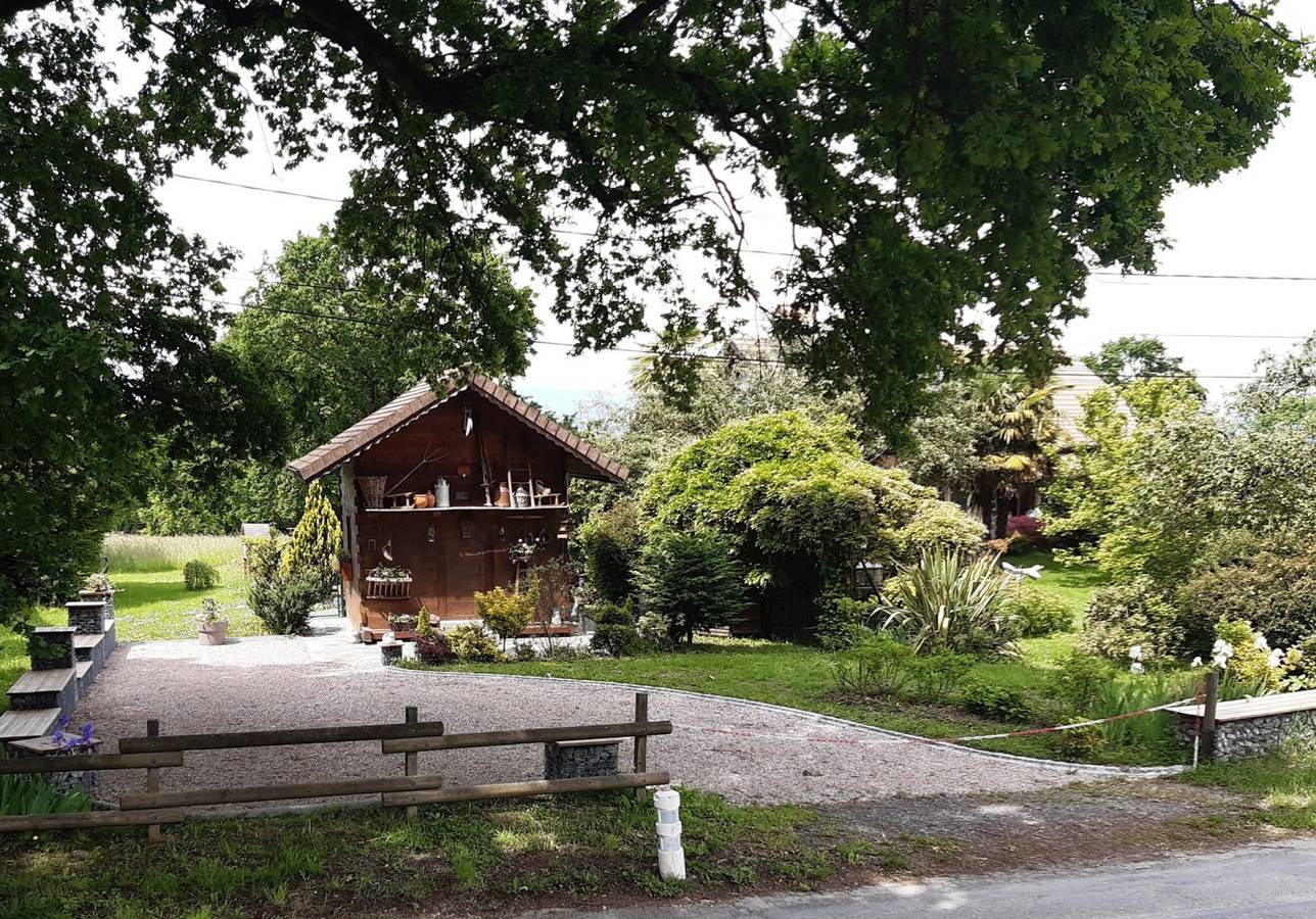 Chalet atypique, entre lac Léman et montagnes pour 2 personnes. in Sciez, Région de Thonon-les-Bains