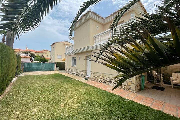 Chalet für 5 Personen, mit Garten und Pool, mit Haustier in Oliva