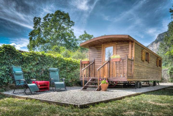 Gîte pour 2 personnes, avec Balcon et Terrasse ainsi que Jardin et Piscine à Châtillon-en-Diois