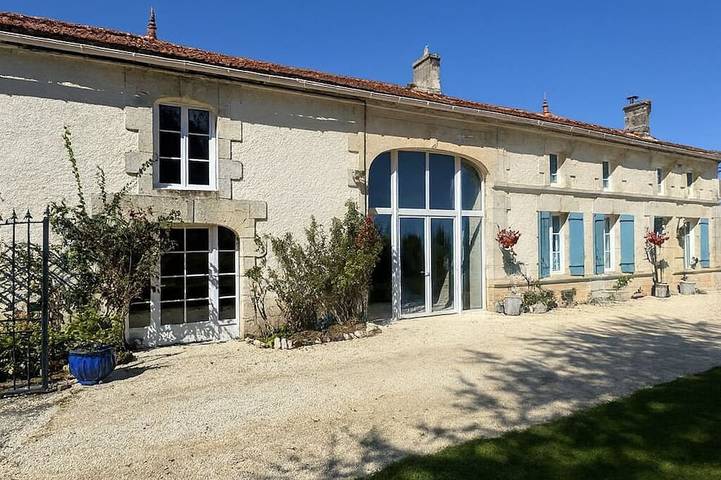 Gîte pour 10 personnes, avec Jacuzzi et Terrasse ainsi que Jardin et Piscine