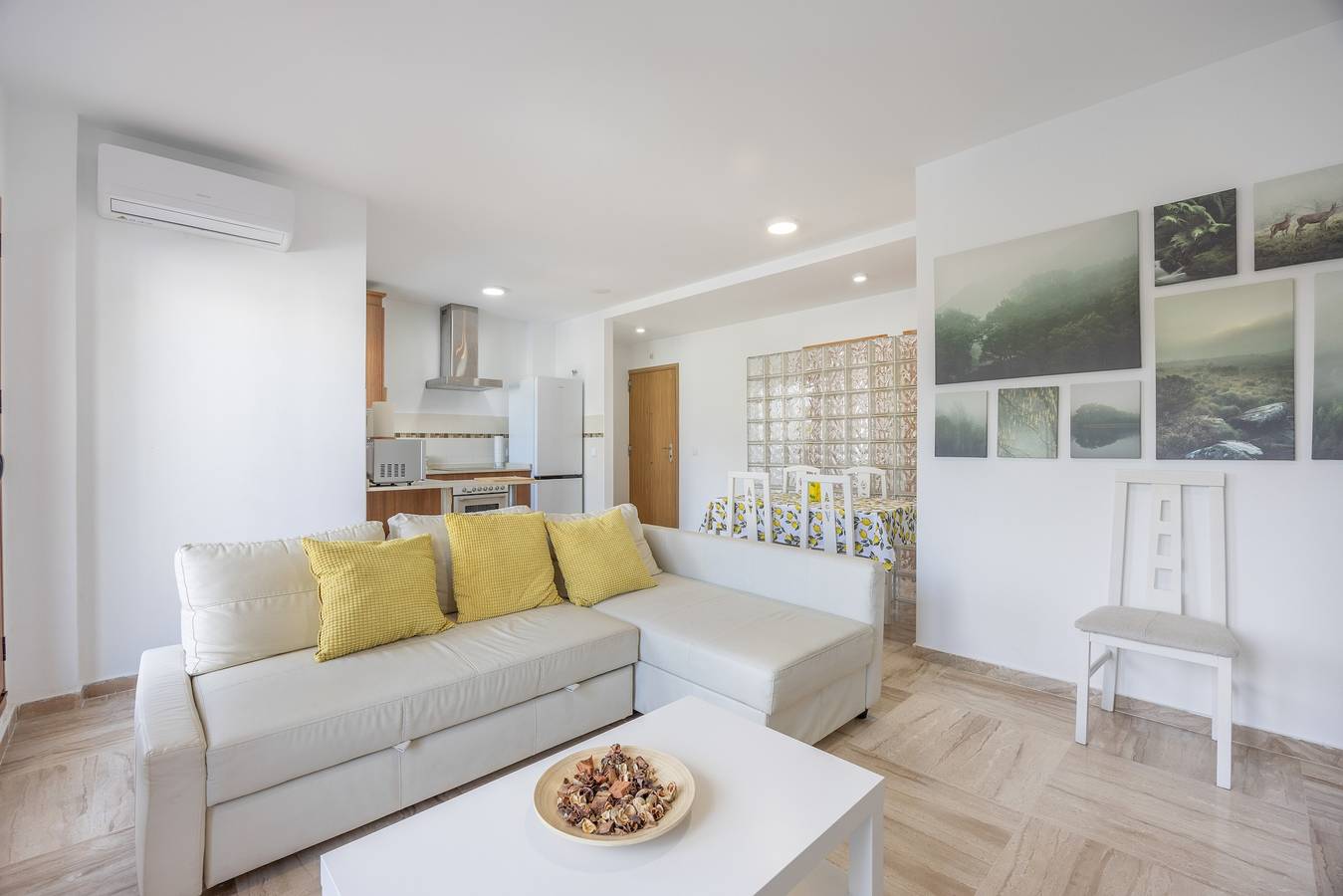 Entire apartment, Apartment 'Brisa De La Barrosa' with Shared Pool, Private Terrace and Air Conditioning in Playa La Barrosa, Chiclana de la Frontera