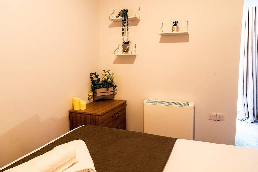 Entire apartment, Cohost Partners Serene Chapel Retreat King Bed Sleeps 4 in Swansea, Swansea region