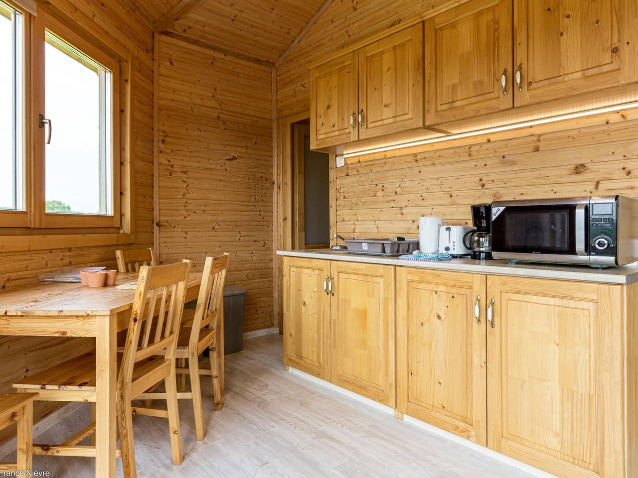 Ungewöhnliches Chalet am Fluss, ruhig und alles inklusive in Cercy-la-Tour, Nièvre