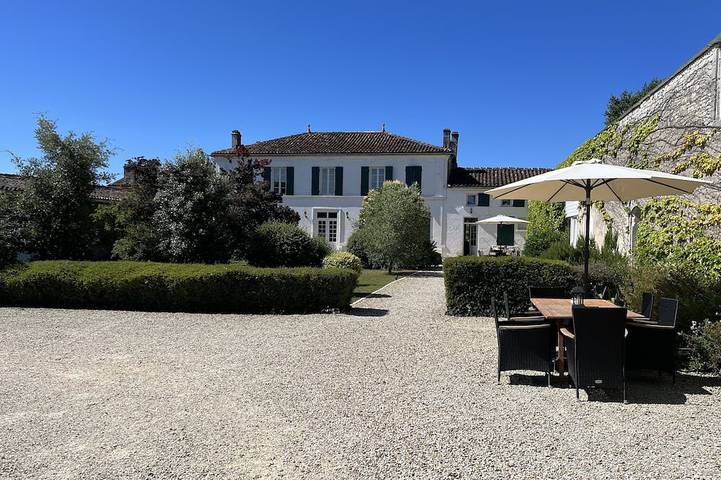 Gîte pour 6 personnes, avec piscine ainsi que jacuzzi et jardin, animaux acceptés à Chassors