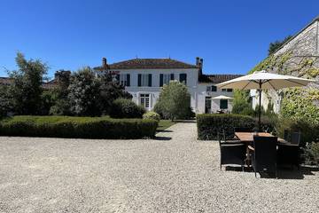 Gîte pour 6 personnes, avec jardin ainsi que piscine et jacuzzi, animaux acceptés en Charente