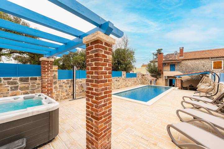 Vacation rental for 6 people, with hot tub and yard, with pets in Zadar