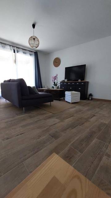 Gîte pour 6 personnes, avec terrasse ainsi que vue et jardin à Rougiers