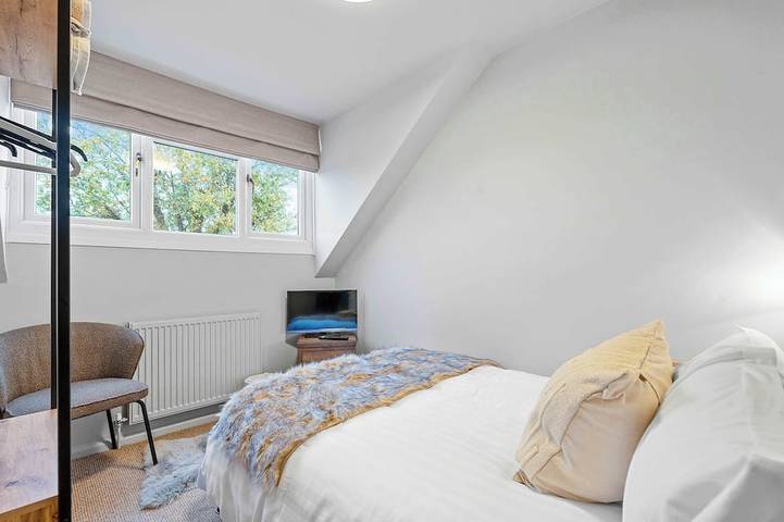 Cosy 3 Bed with Parking in Warwickshire
