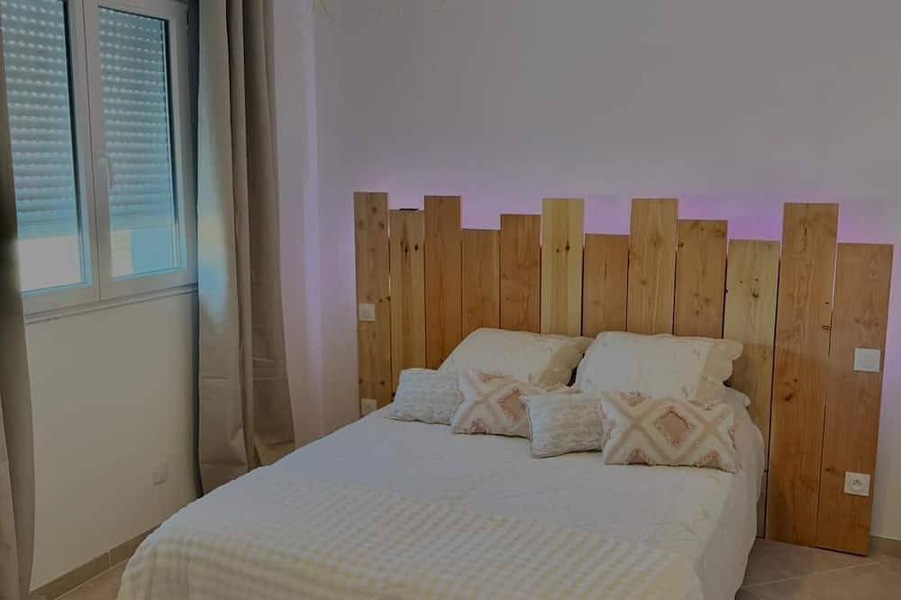 Entire apartment, Charming 48-square-meter one-bedroom apartment for four people in a quiet location with a terrace in Provence in Pélissanne, Aix-en-Provence region