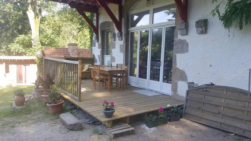 Location de vacances pour 4 personnes, avec piscine ainsi que vue et jardin à Gétigné - 3