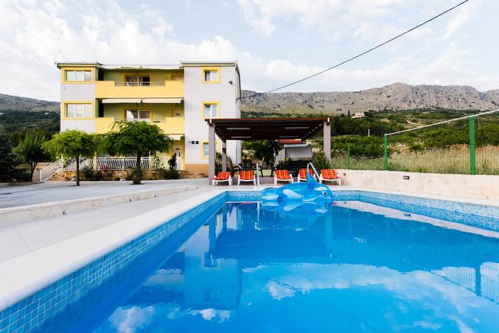Ferieleilighet for 8 personer, med badebasseng og balkong / terrasse, dyr tillatt i Split-Dalmatia