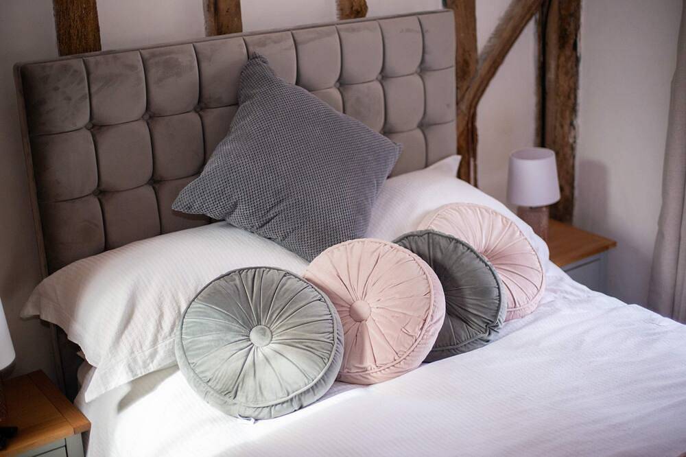 Ye Olde Cottage – The Easy Stop Near Gatwick in Crawley, West Sussex