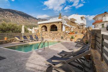 Gîte pour 4 personnes, avec piscine ainsi que vue et terrasse ó Zarós