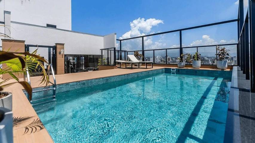 Casas e apartamentos de temporada para 2 pessoas, com terraço e piscina e ainda jardim em Joinville 