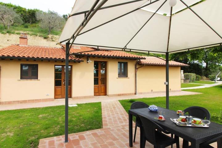 Villa per 4 persone, con idromassaggio e giardino nonché piscina in Montepulciano
