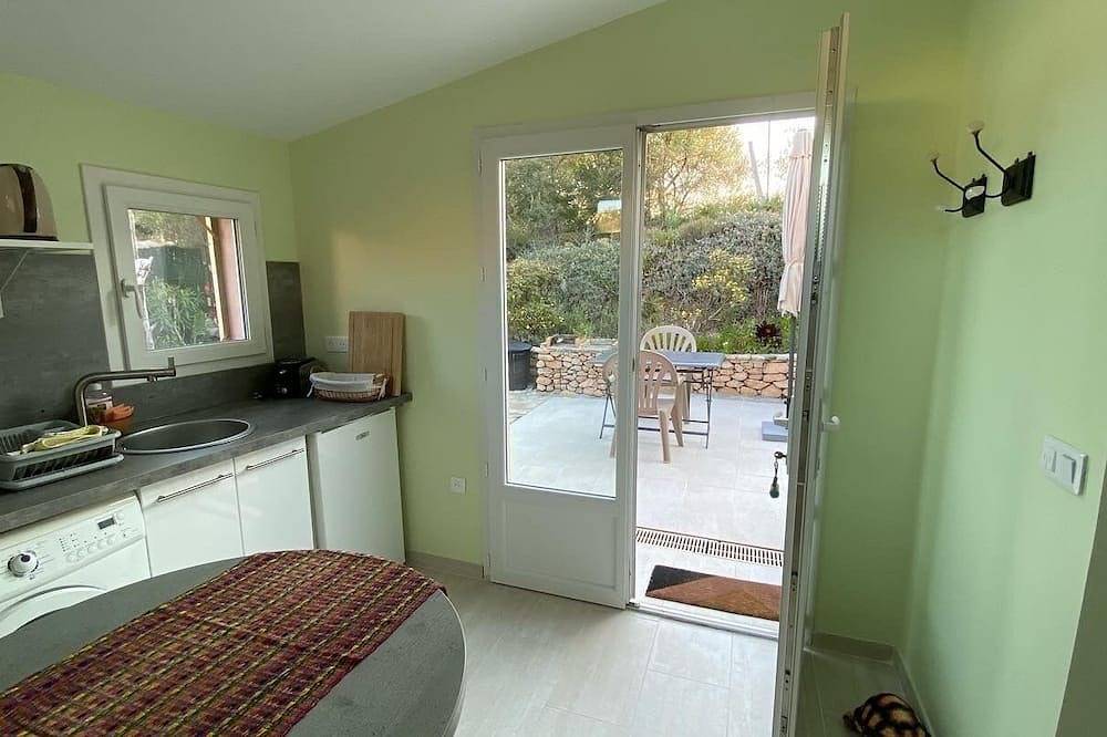 Appartamento intero, Studio 30m², Private garden, Beach 5 mins walk in Tiuccia, Casaglione