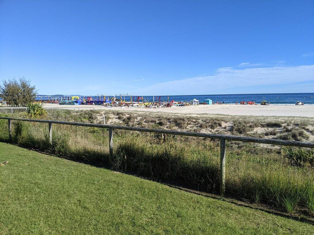 Ganze Wohnung, Luxury Beachside Courtyard resort apartment 2 br 2 bath Family sized, beach 1min in Kirra, Queensland