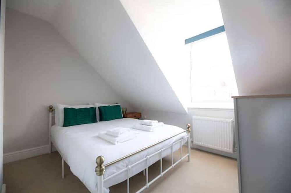 Eighty-Eight, Cathedral View with Private Parking & Ev Charger in Salisbury, Wiltshire