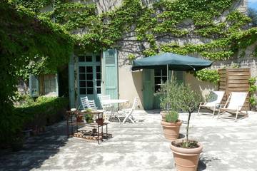 Gîte pour 4 personnes, avec terrasse à Banne