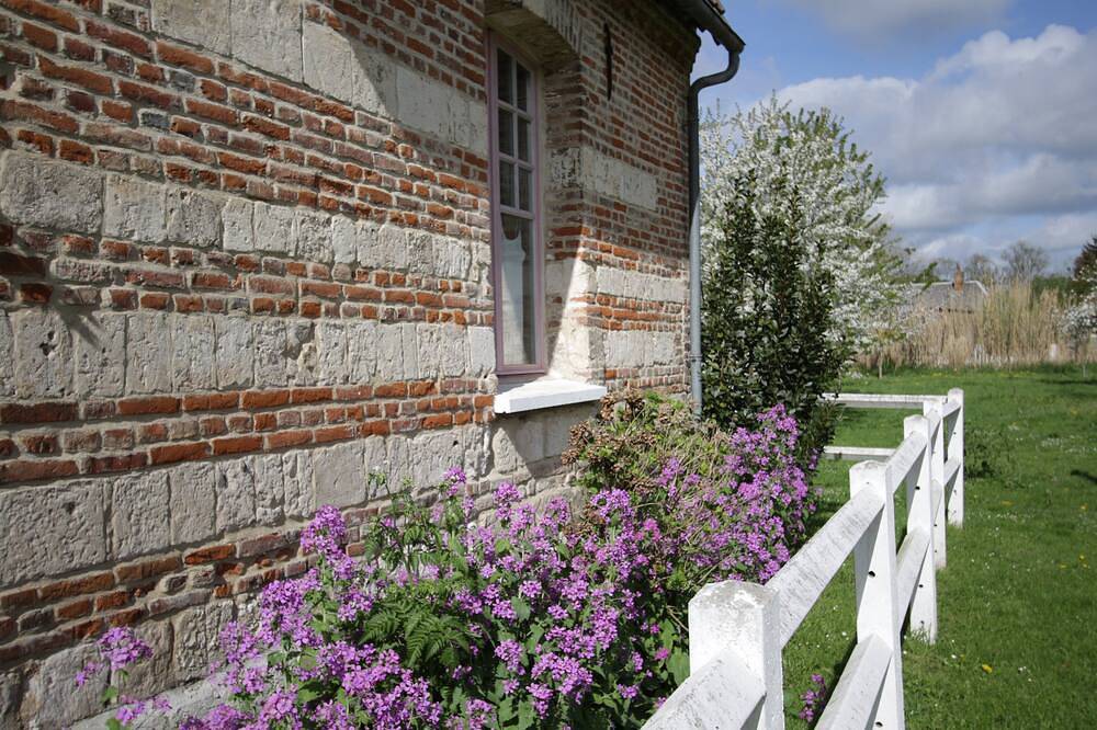 Waterfront doll's house, bicycles, barbecue in Épagne-Épagnette, Abbeville region